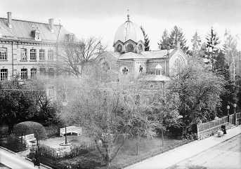 Die Synagoge mit dem kleinen Park, gesehen von der Kreuzung Burgstraße/Freihofstraße. Aufnahme um 1900.