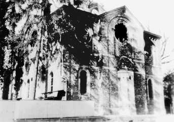 Blick auf die zerstörte Synagoge von Südosten vom Hof der benachbarten Schule