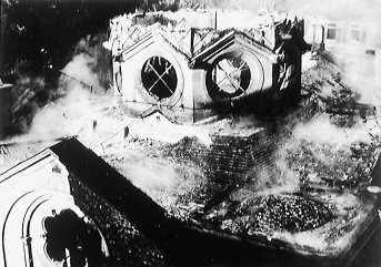 Der achteckige Kuppelansatz blieb zerstört stehen.
