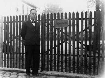 Pfarrer Veil auf einem Foto vom 2. Adventssonntag des Jahres 1938. Unbekannte hatten am Zaun des Roßwälder Pfarrgartens ein Schild mit der Aufschrift "Judenknecht Veil" angebracht.  - Bildnachweis: Privatbesitz