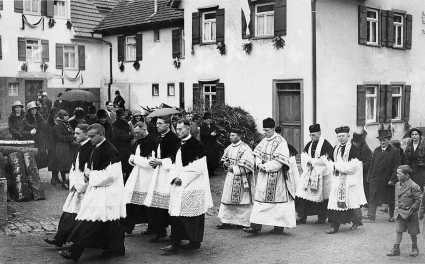 Pfarrer Ziesel (unter den vier Geistlichen ganz rechts) bei einer Primizfeier am 28. März 1932 in der Rechberghäuser Hintergasse.- Bildnachweis: Kulturmühle Rechberghausen