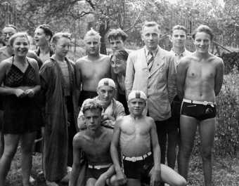 August 1937: Albert Schäfer (3. von rechts) beim Schwimmfest der DRLG-Ortsgruppe im alten Ebersbacher Freibad. Schäfer war Mitbegründer der Ortsgruppe und leitete bis zu seiner Einberufung zur Marine zahlreiche Rettungsschwimmkurse.  - Bildnachweis: Privatbesitz