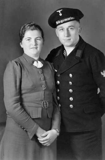 Albert Schäfer in Marine-Uniform mit seiner Frau Alice. Das Foto entstand 1944 während des letzten Urlaubs vor Schäfers Gefangennahme.  - Bildnachweis: Privatbesitz